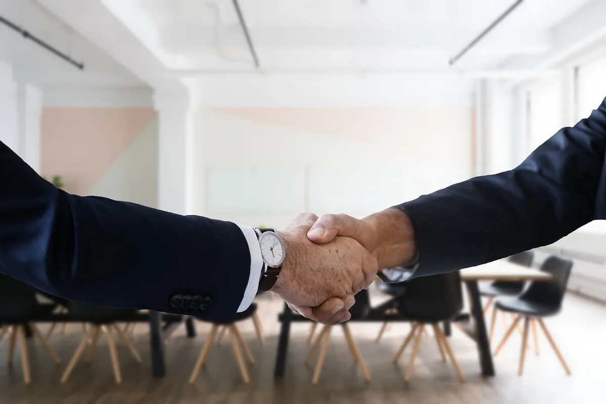 Rencontre professionnelle entre candidat et responsable d'entreprise
