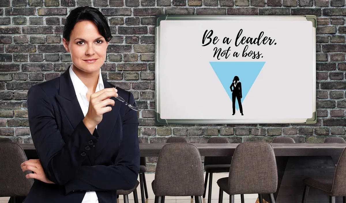 Manager partageant un retour constructif lors d'un court point dans un bureau lumineux