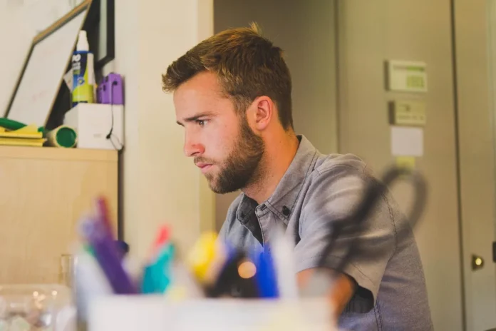 Personne en train de préparer ses notes pour un entretien annuel, documents et graphiques sur le bureau
