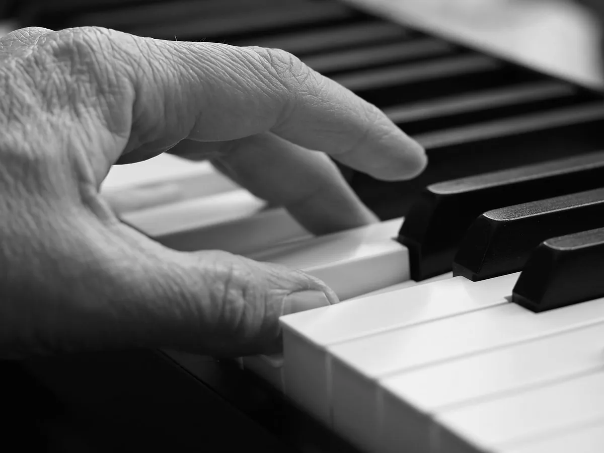 Mains tapant sur un clavier pour un exercice pratique de formation