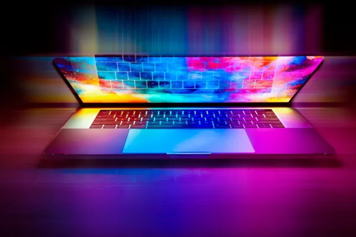 Personne en télétravail suivant une formation en ligne sur son ordinateur portable