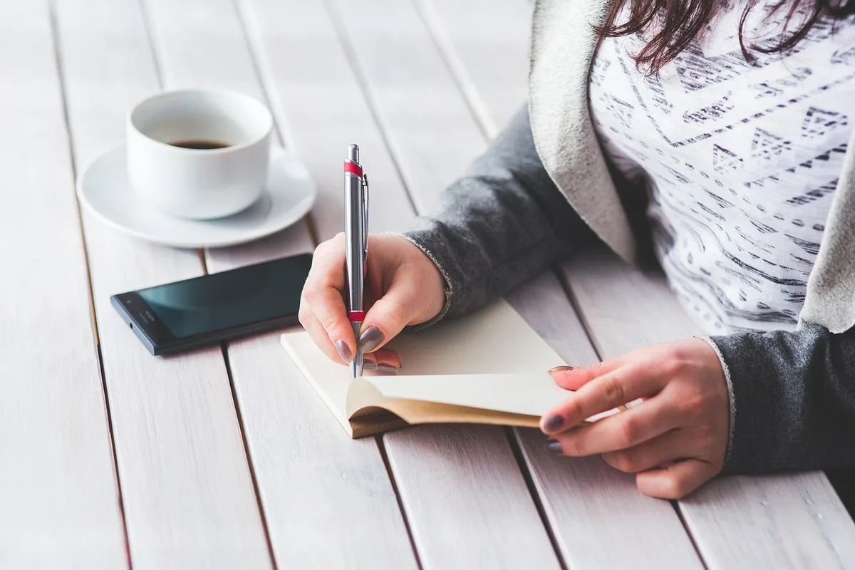 Documents et notes de performance sur un bureau de travail.