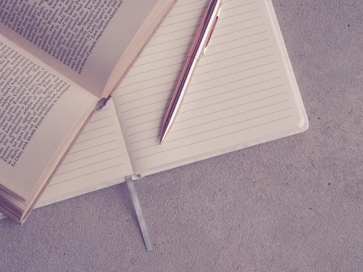 Carnet d'événements et notes sur un bureau en plein jour