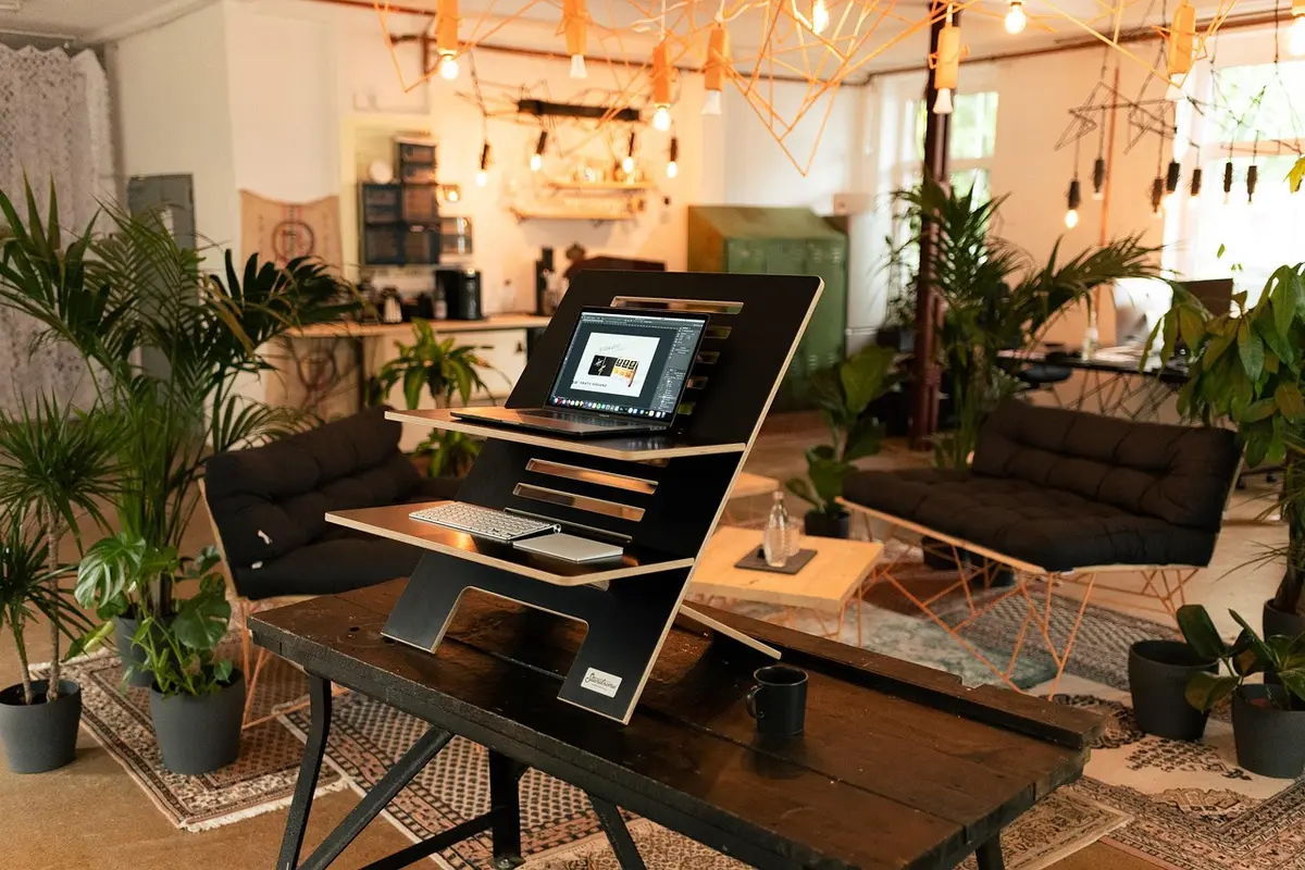 Checklist de suivi et calendrier sur un bureau lumineux