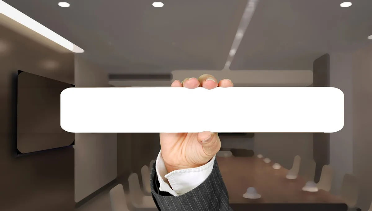 Compte rendu écrit et liste d'actions avec échéances sur un bureau