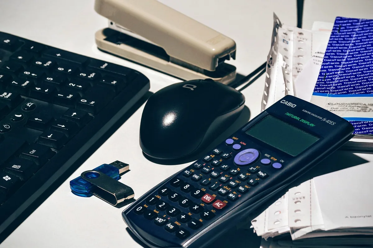 Documents de succession et formulaires sur une table de notaire