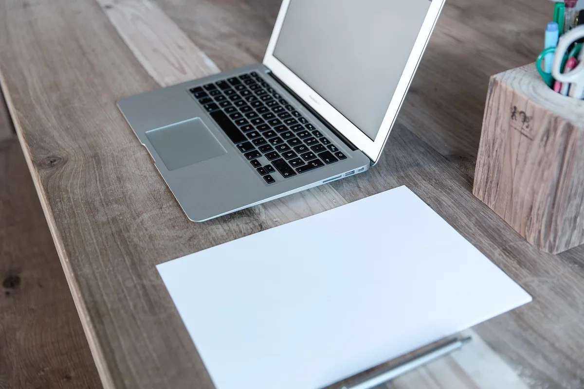 Personne suivant un cours de trading en ligne sur un ordinateur portable à domicile