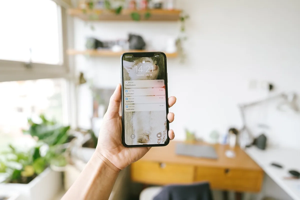 Environnement de travail avec distractions numériques et visuelles