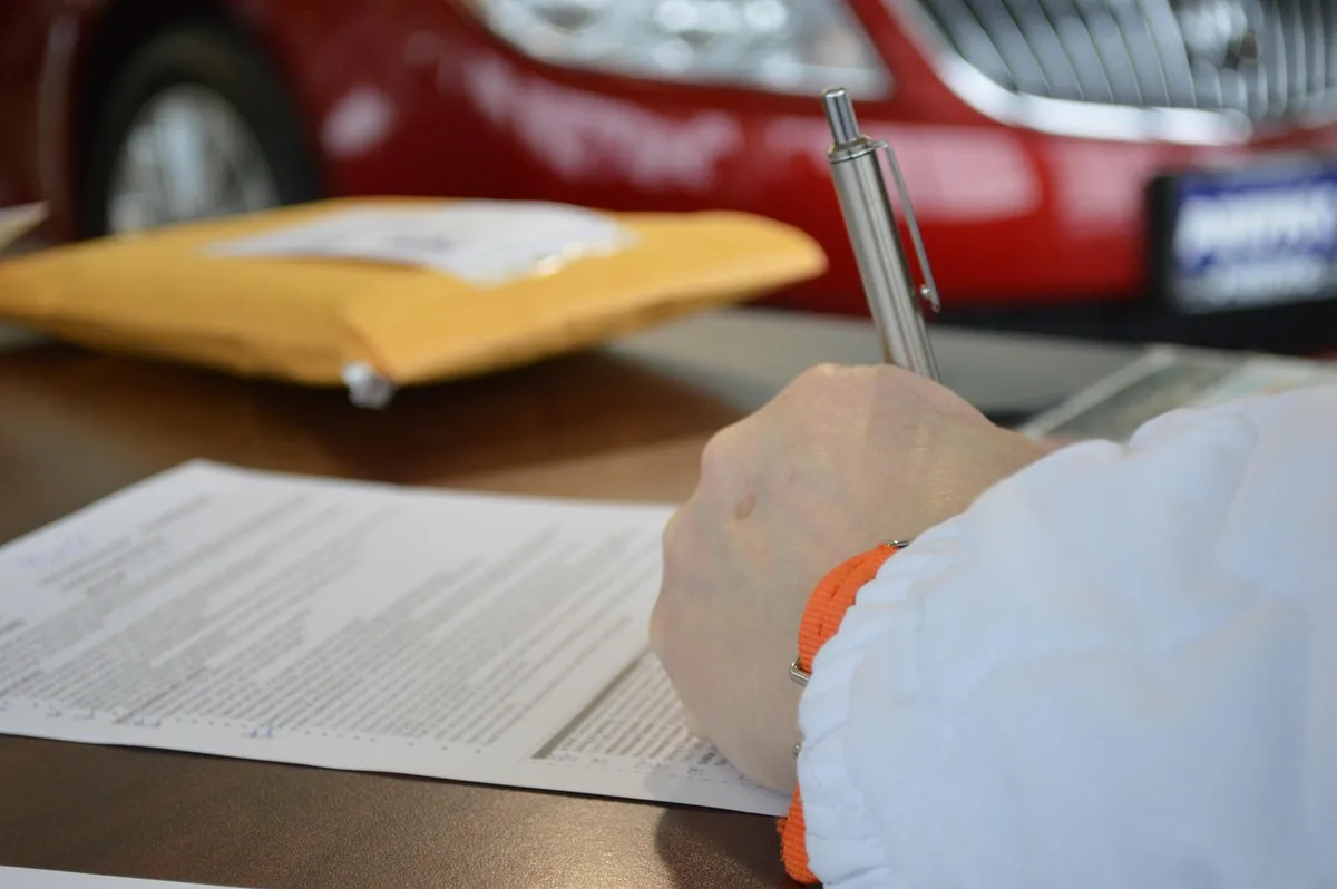 Documents administratifs et conventions préparés sur un bureau