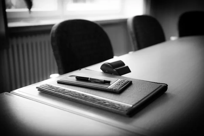 Bureau lumineux avec dossiers et carnet sur une table, lumière du jour