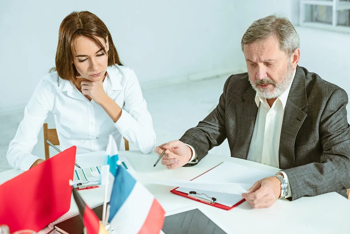 Couple en consultation chez un professionnel dans un bureau lumineux