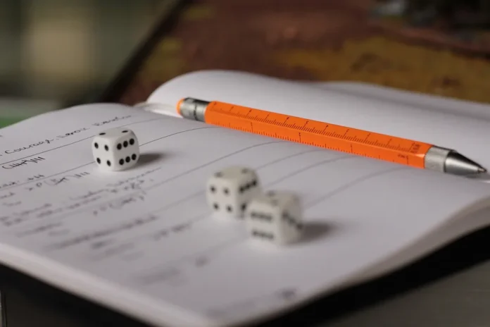 Bureau en journée avec carnet d'objectifs, calendrier et tasse près d'une fenêtre