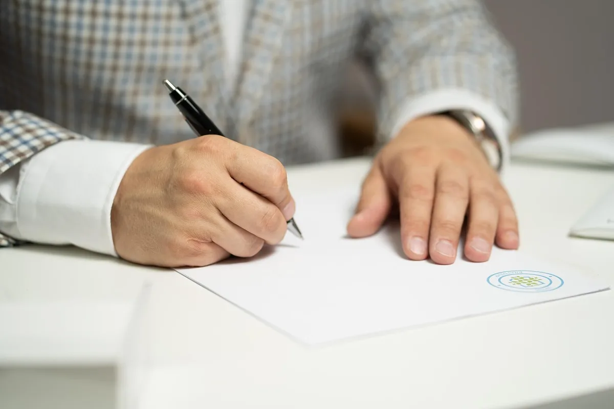 Personne rassemblant des documents et preuves pour constituer un dossier de demande.