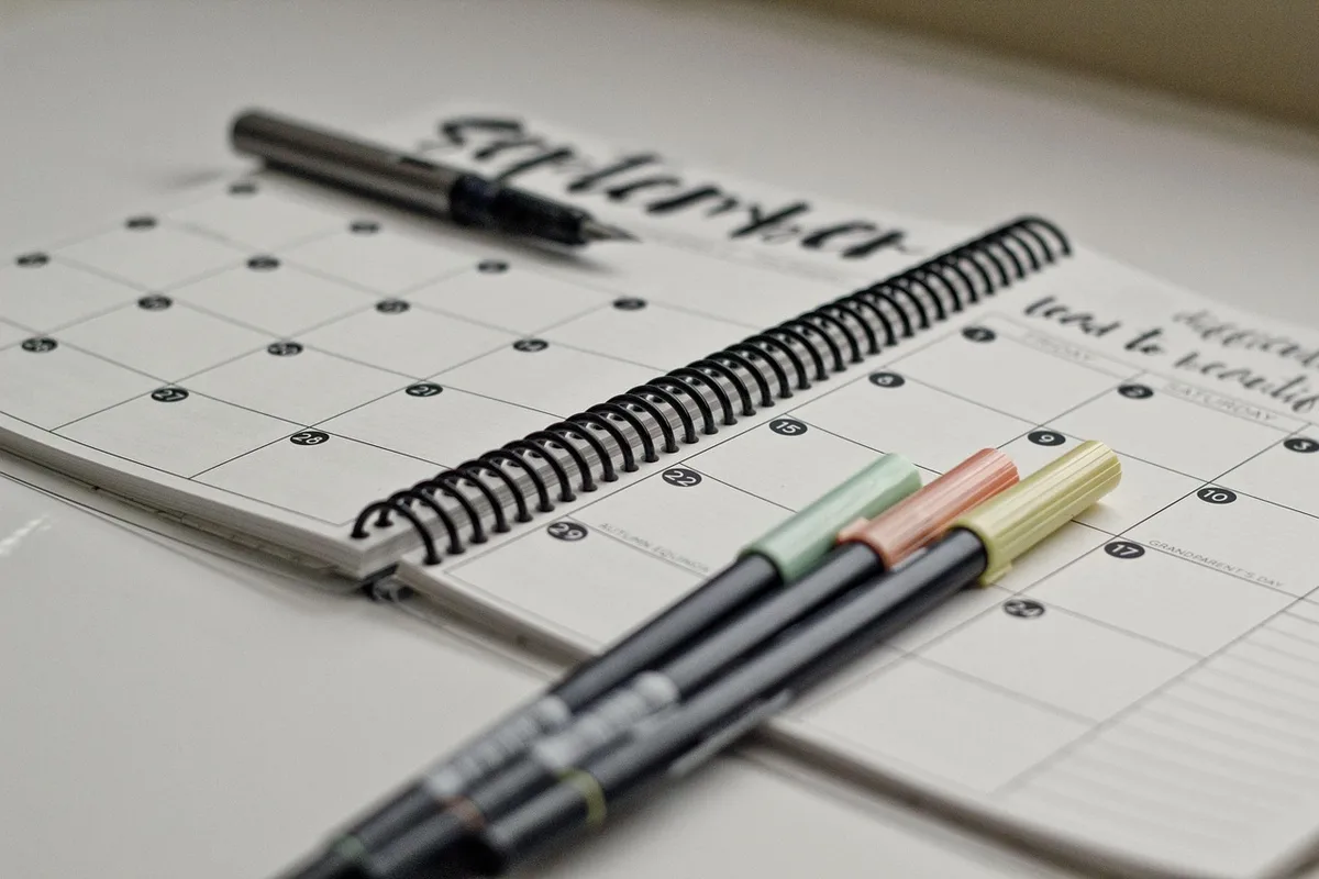 Planning de révisions avec blocs horaires et post‑it colorés