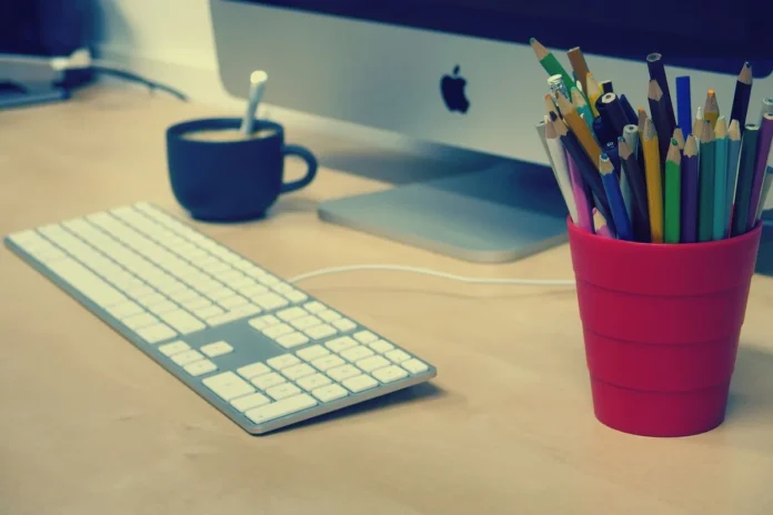 Coin de travail d'un élève avec cahiers, planning et verre d'eau à la fenêtre en pleine journée