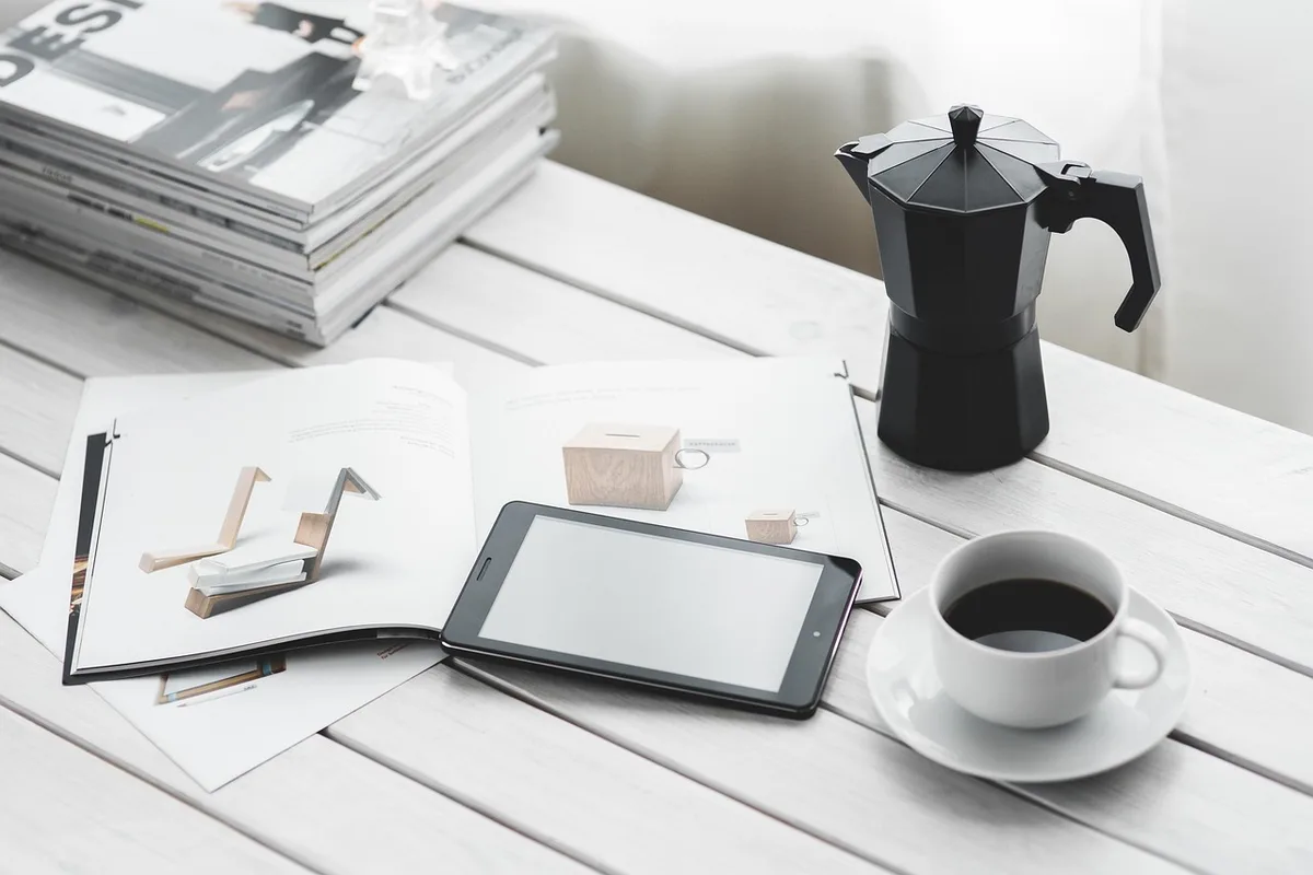 Interface d'assistant conversationnel sur une tablette tenue par des mains
