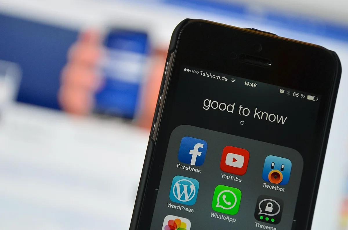 Écran montrant des indicateurs sociaux et analytics pour mesurer performances social media