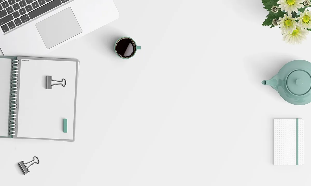 Checklist de mise à jour de contenu sur un bureau lumineux