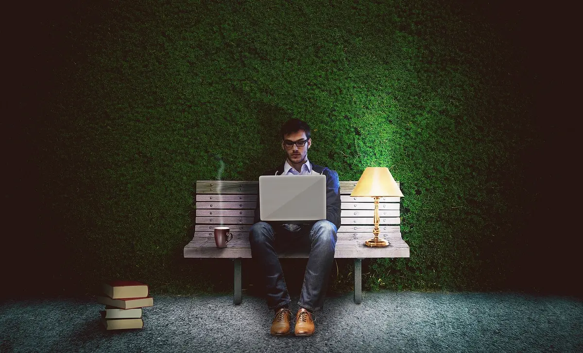 Entretien individuel entre manager et salarié dans un bureau lumineux