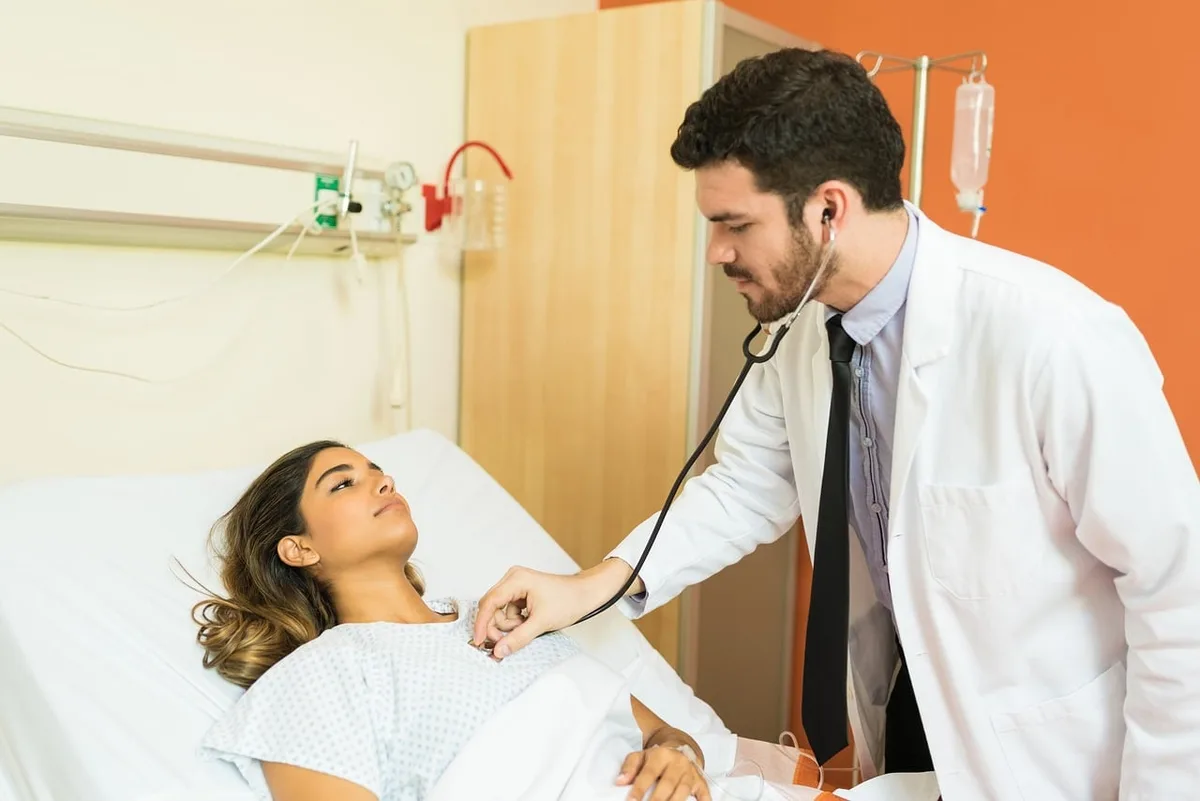 Consultation de la médecine du travail avec notes et recommandations sur une table