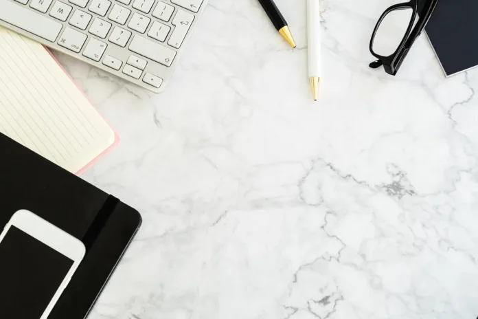 Table de travail en plein jour avec cahier, annales et surligneur