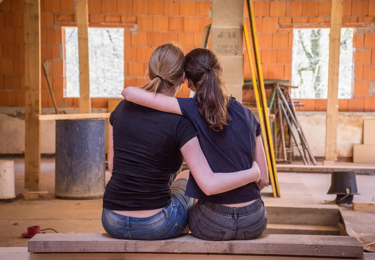 Plan de chantier et carte des risques posés sur une table de chantier