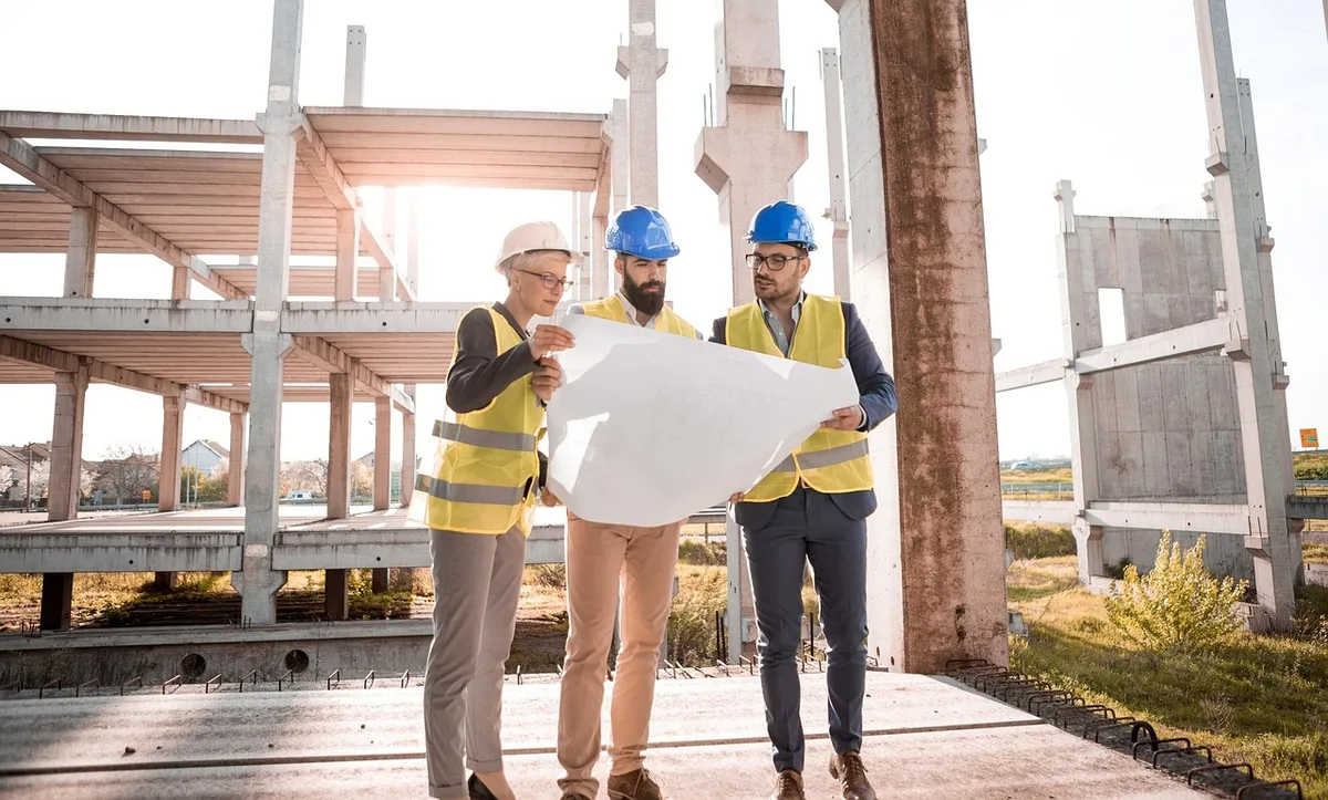 Boîte à outils, casque et checklist de sécurité sur une table de chantier