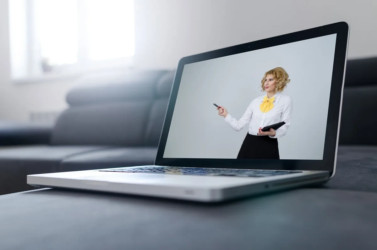 Personne suivant une formation en ligne sur ordinateur portable depuis un bureau