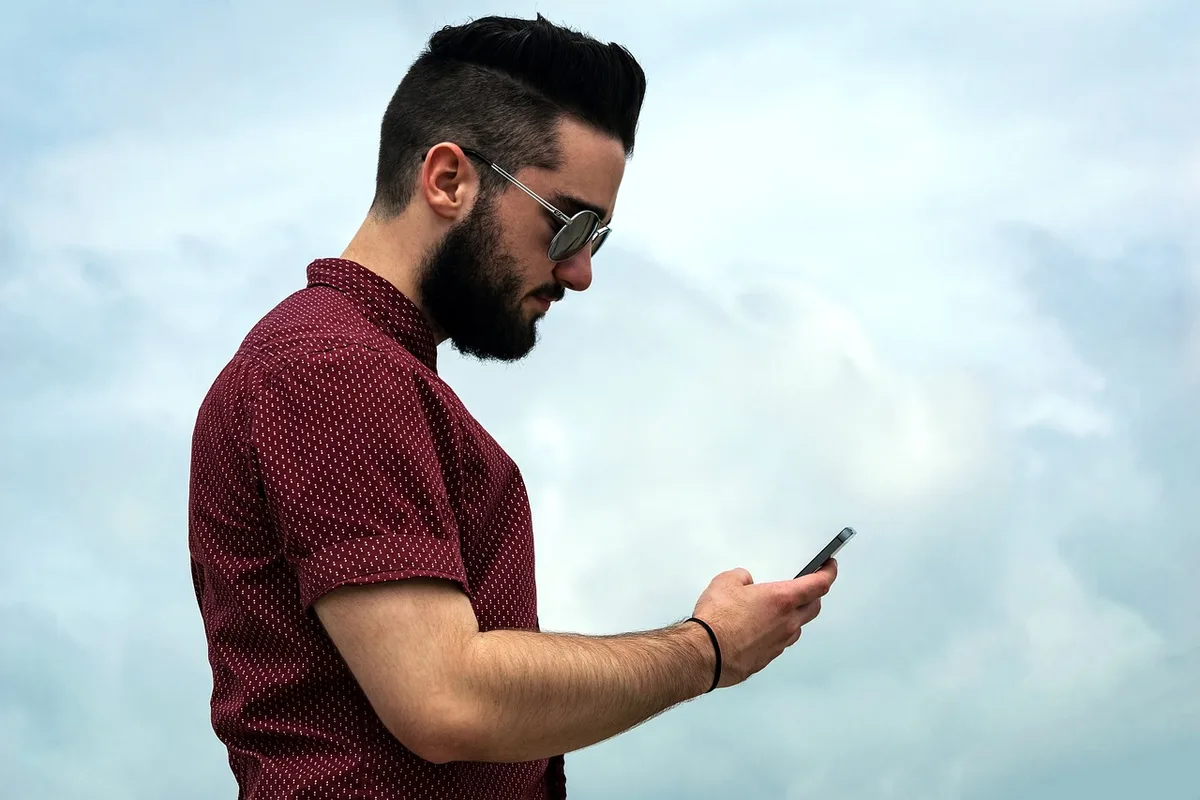Interface de chatbot affichée sur un écran d'ordinateur