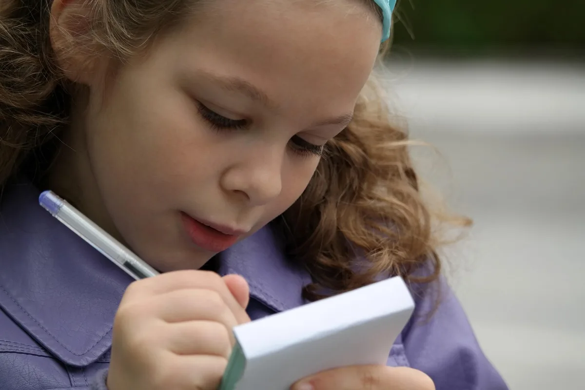 Ordinateur portable et notes d'élève sur une table pour choisir un outil