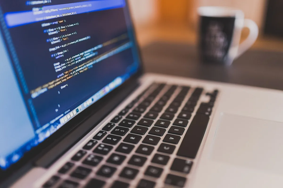 Écran d'ordinateur affichant un CRM utilisé en formation
