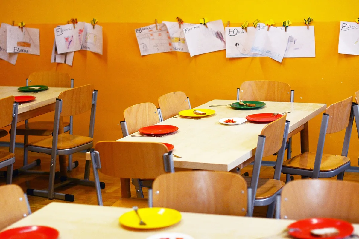 Stagiaire participant à une activité en crèche avec enfants