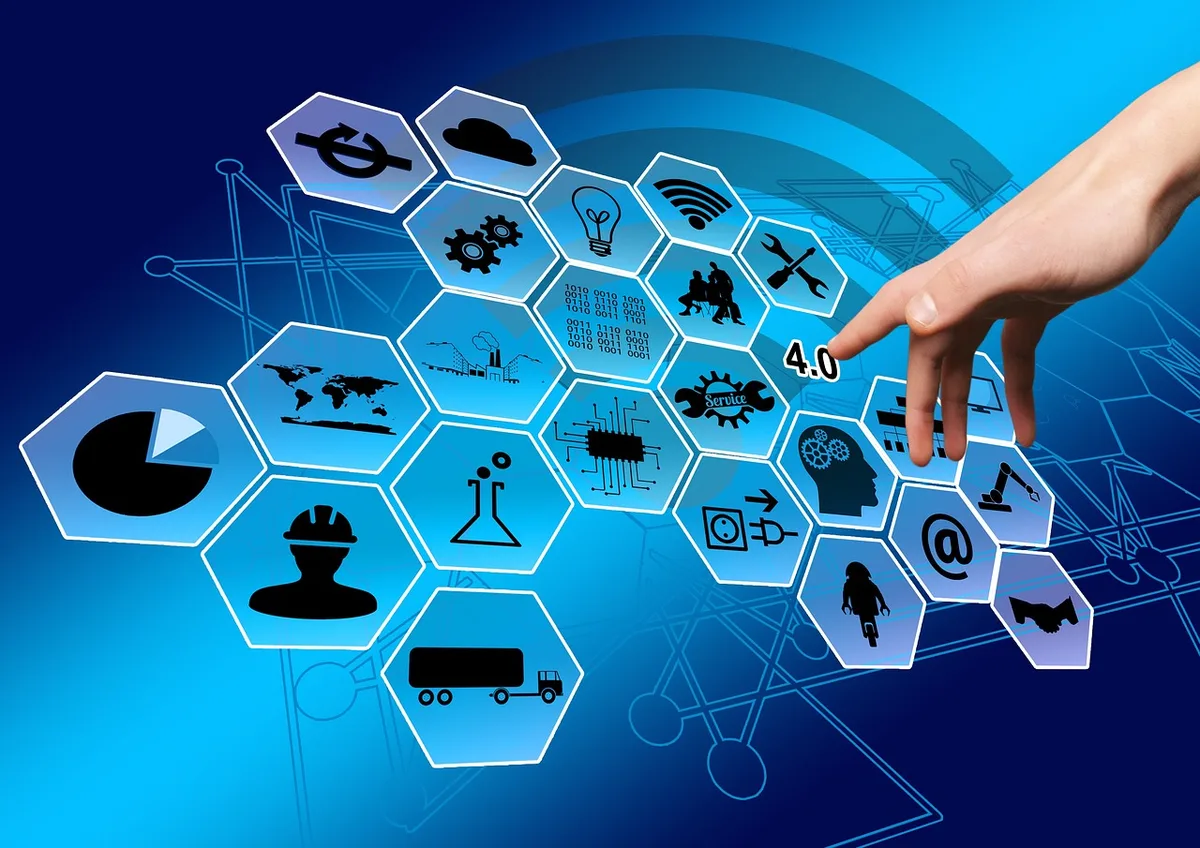 Différents formats de cartes SIM IoT posés sur une table, y compris une MFF2 soudée