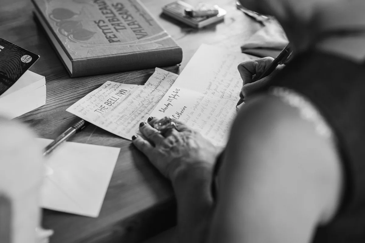 Documents de cahier des charges et calculatrice sur un bureau