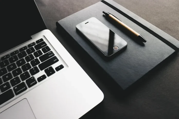 Bureau en plein jour avec ordinateur portable, documents et carnet de notes