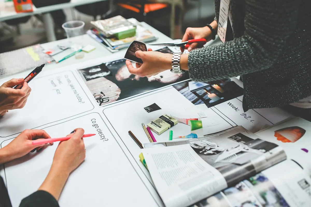 Cahier et bijoux minimalistes pour choisir une niche