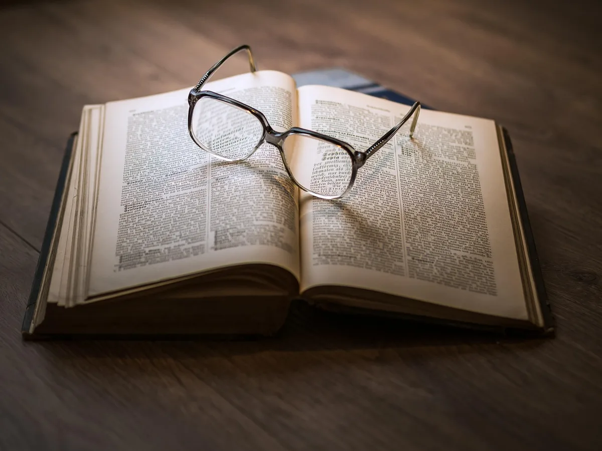 Personne travaillant sur page produit et analyses pour tester une audience