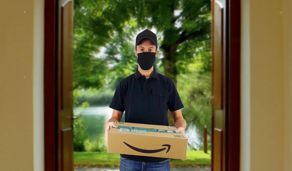 Emballage de produit prêt à l'envoi illustrant l'expérience d'unboxing