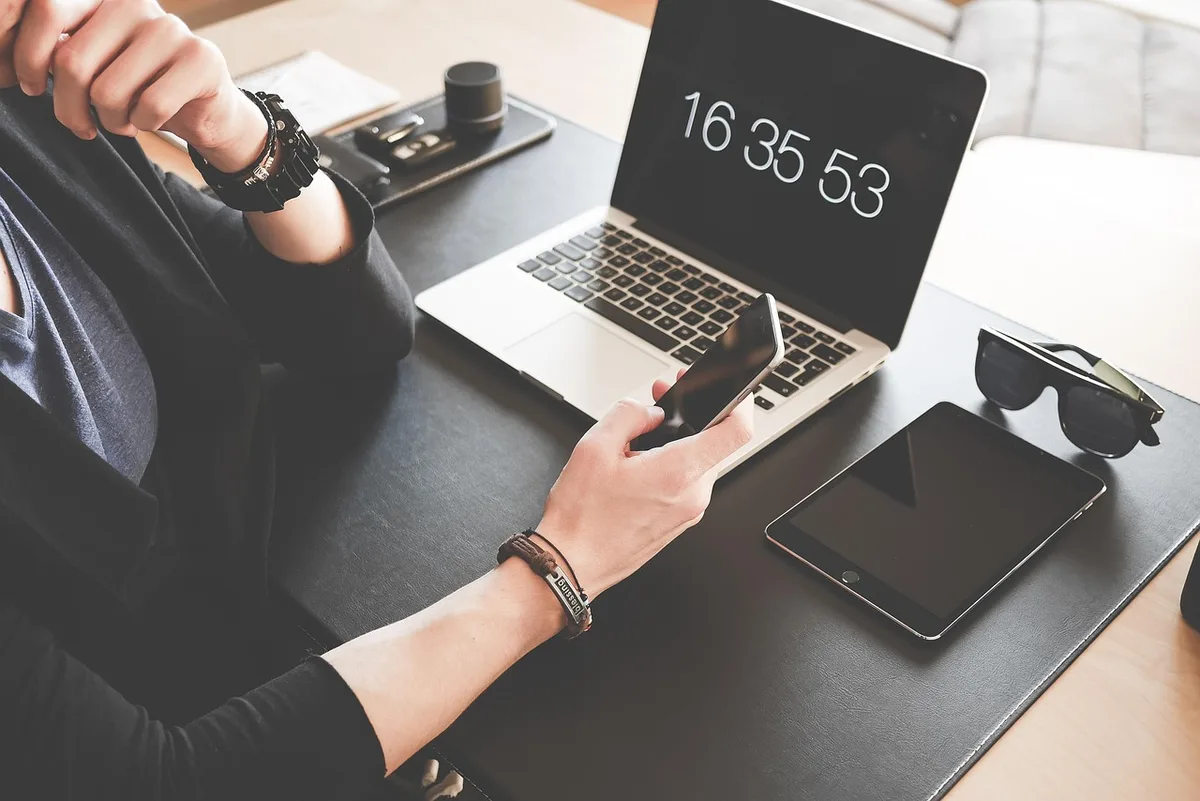 Comparatif produits numériques et prestations sur un bureau avec ordinateur