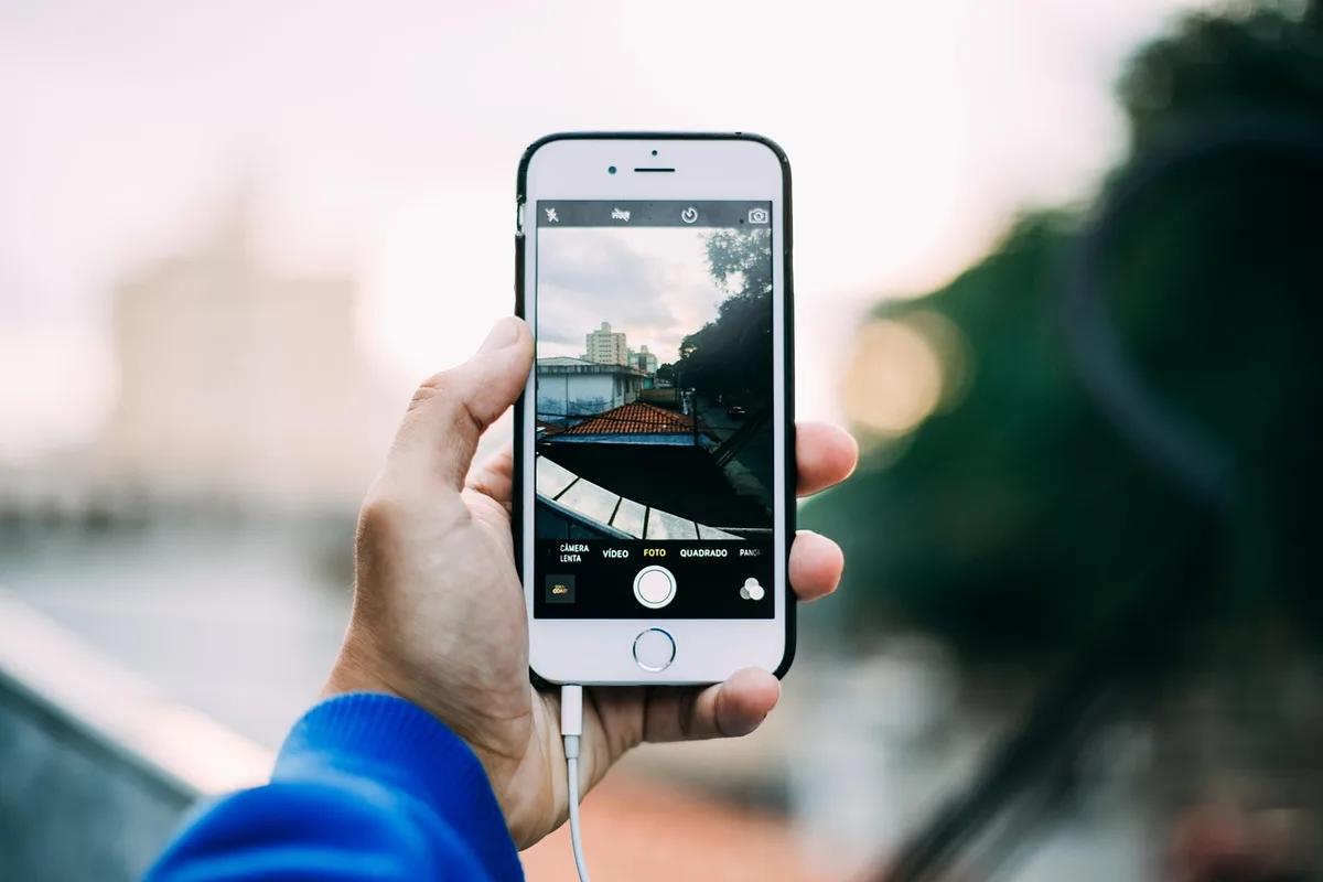 Interface d'application VoIP ouverte sur un smartphone avec casque à côté