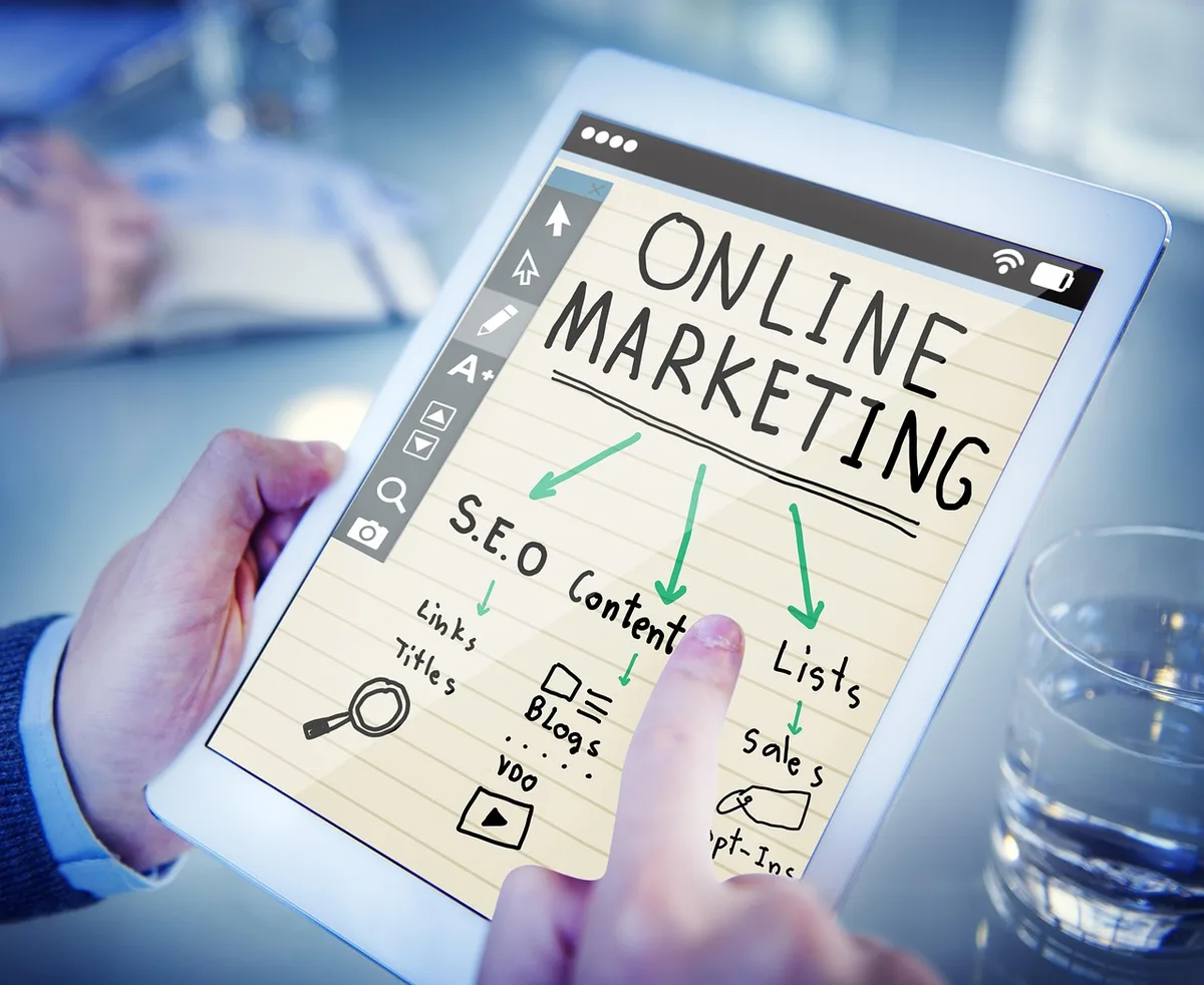 Écran d'outil analysant le contenu d'un site pour générer un plan marketing