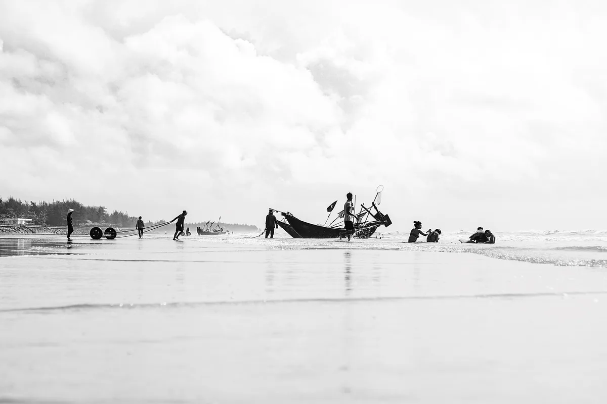 Animateur en plein air près de la plage guidant un groupe de participants