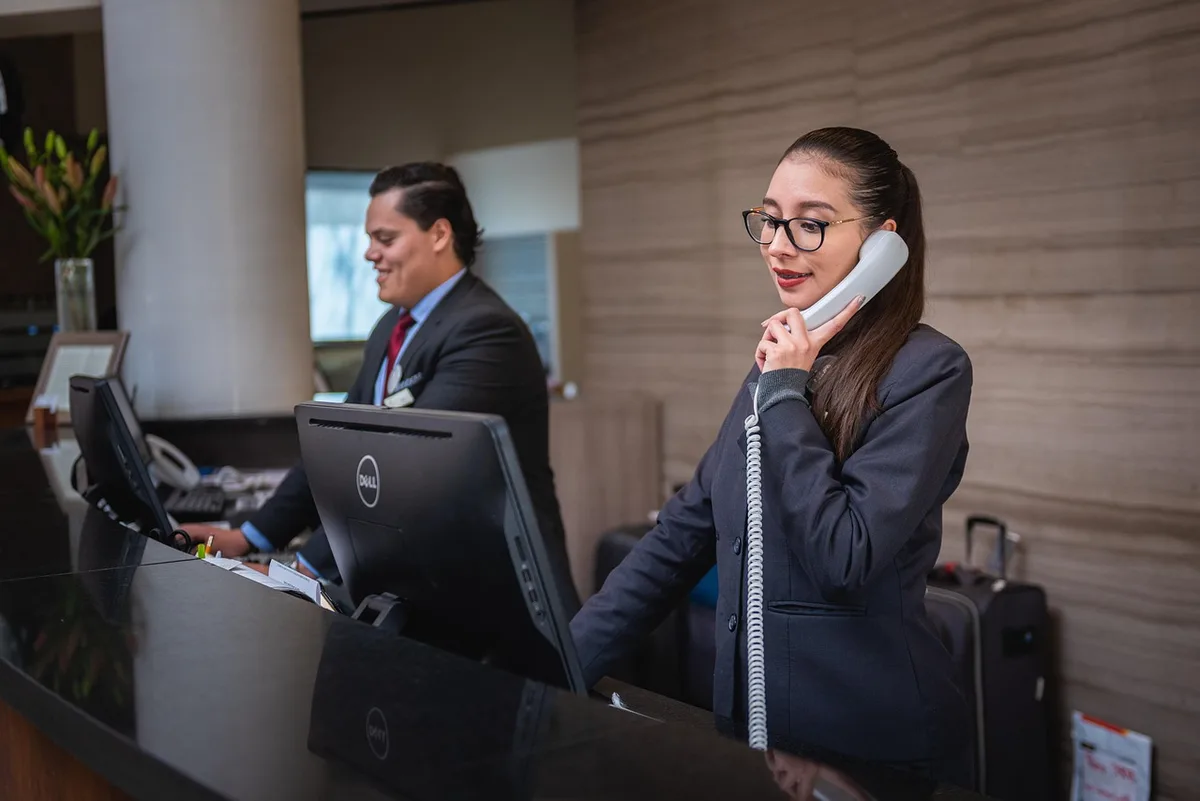 Personne préparant un récit professionnel avec notes sur un bureau