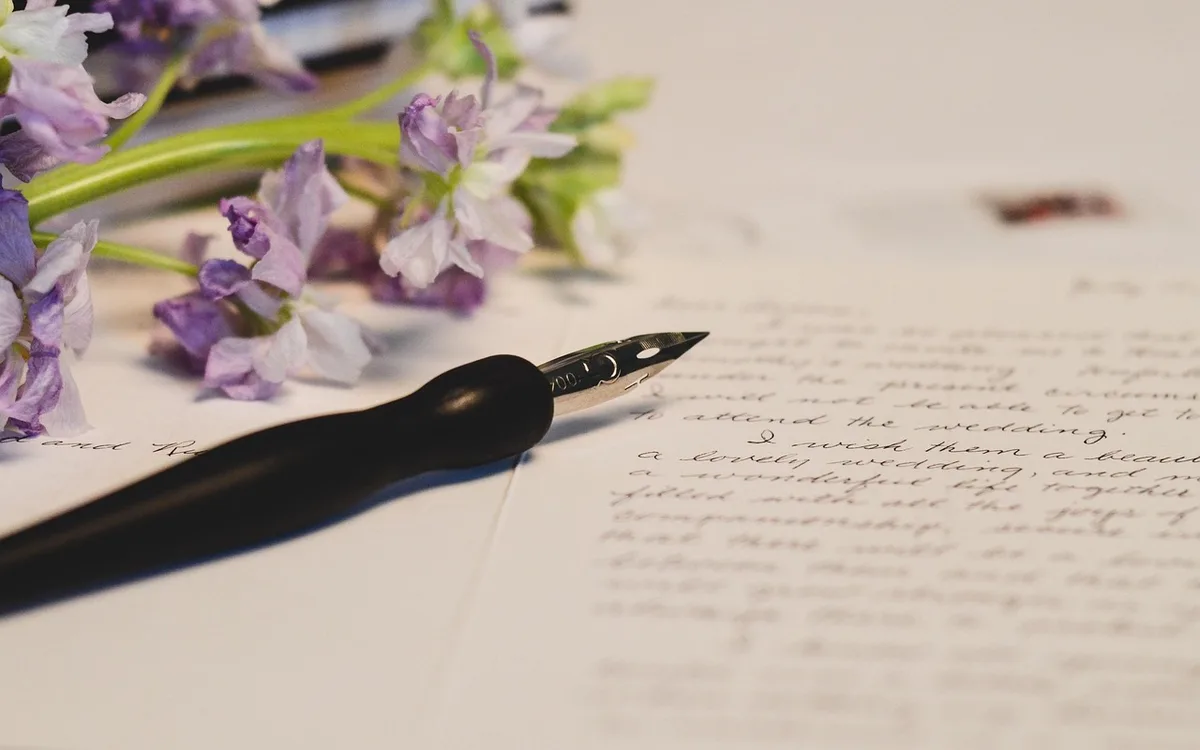 Collaborateur préparant des notes et exemples de réalisations sur un bureau