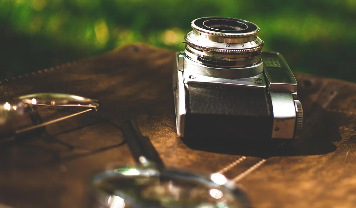 Photographe réglant l'exposition et la lumière sur un boîtier avec trépied