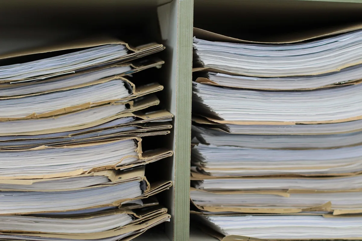 Dossier d'employé et documents administratifs sur un bureau