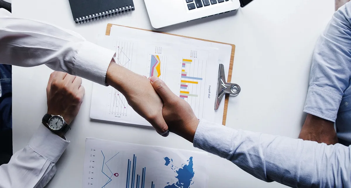 Documents commerciaux et formulaire d'enregistrement sur un bureau lumineux