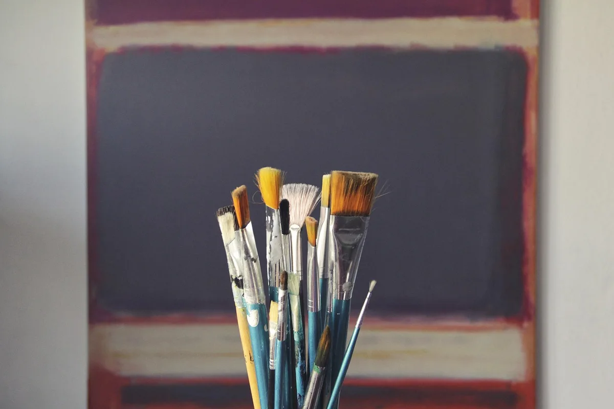 Atelier lumineux avec matériel artistique et espace de travail pour résidence