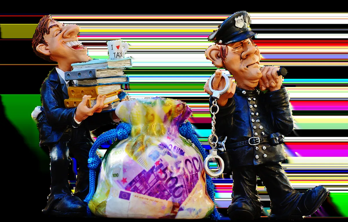 Salarié et employeur examinant des documents de paie et déclarations fiscales