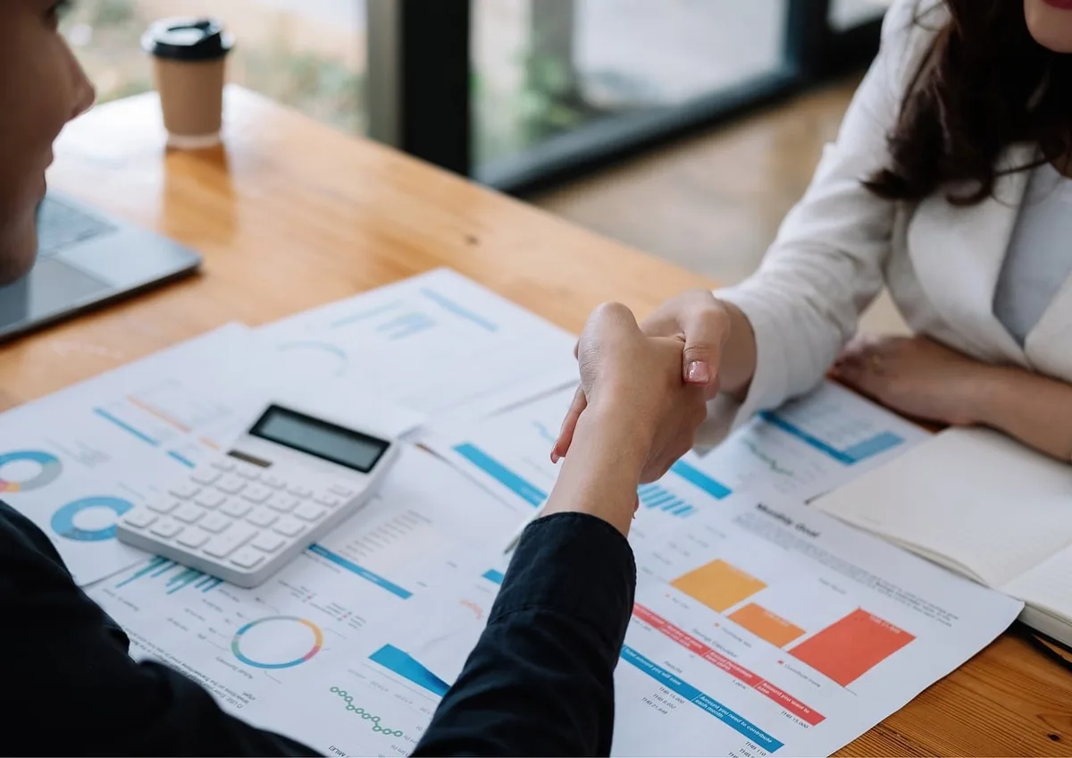 Conseil juridique examinant des justificatifs financiers avec un client